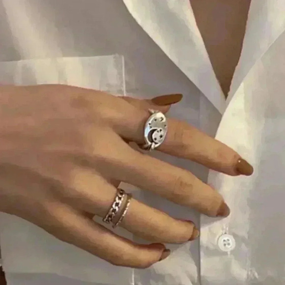 Sterling Silver Moon Star Chain Link Ring

Brand New - Picture 2 of 6